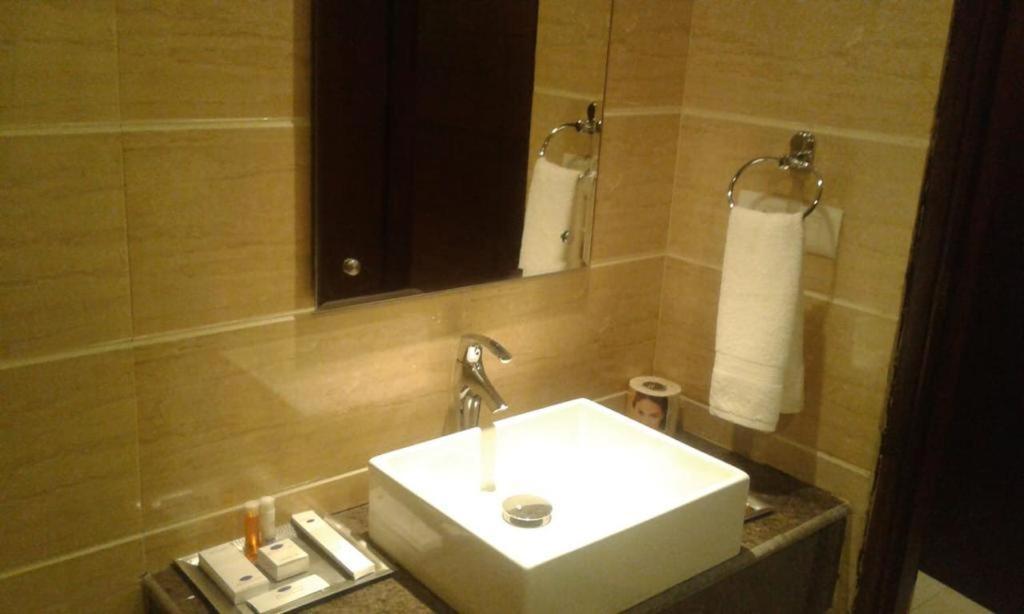 A One Hotels By Ventus Hotels & Resorts- Delhi Airport Нью-Дели Экстерьер фото